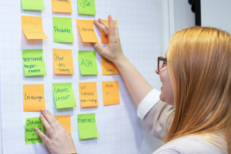 Auszubildende lernt am Whiteboard mit Postits für ihre Karriere